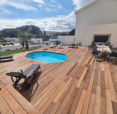 Grande terrasse bois avec piscine intégrée réalisée par paysagiste à Montpellier