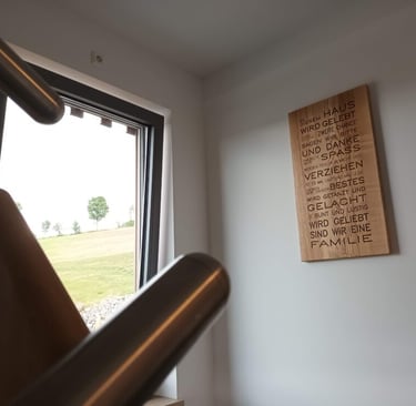 Unikate wie diese Holztafel mit gefrästen Buchstaben bringen Behaglichkeit