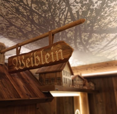 hölzerne Wegweiser in einem öffentlichen WC