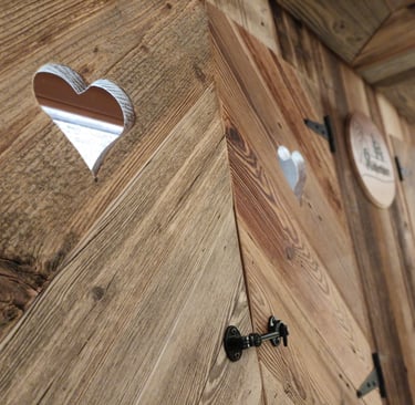 WC Köhlerhütte Fürstenbrunn: Wände und Fenster aus Altholz