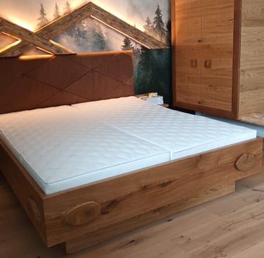 Doppelbett aus Holz mit gepolstertem Leder-Betthaupt und indirekter LED-Beleuchtung