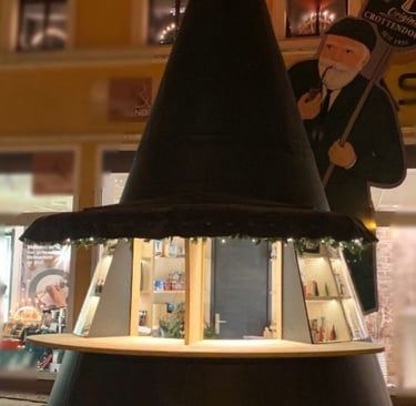 Das Crottendorfer Räucherkerzchen als Verkaufshütte auf dem Schwarzenberger Weihnachtsmarkt