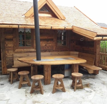 gemütliches Gartenhaus aus Massivholz mit uriger Sitzgruppe