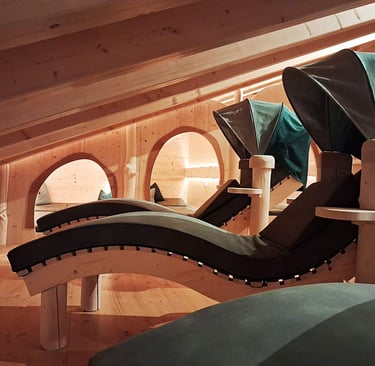 gemütlicher Sauna-Ruhebereich aus Holz gefertigt