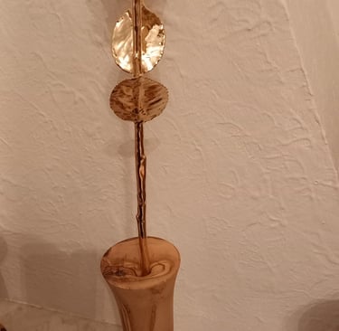 Soliflore en olivier avec rose en or