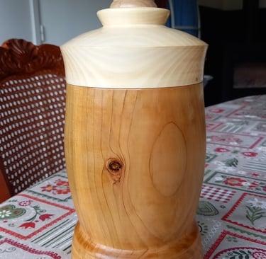 Bonbonnière en cèdre, couvercle frêne et olivier