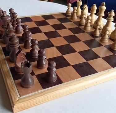 Jeu d'échec, blancs en buis, noirs en noyer noir d'Amérique, échiquier en CP ébonisé et brut