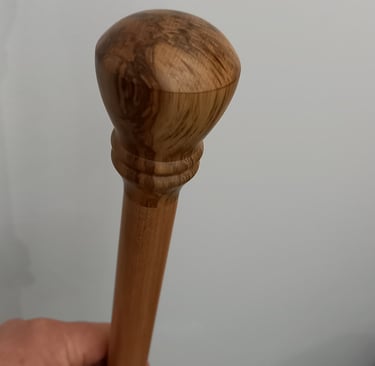 Bâton de marche, pommeau et pointe en buis avec incrustation cuivre, hêtre