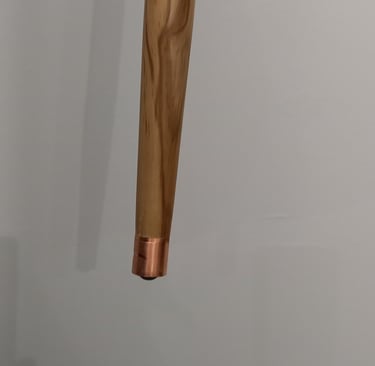 Bâton de marche, pommeau et pointe en buis avec incrustation cuivre, hêtre