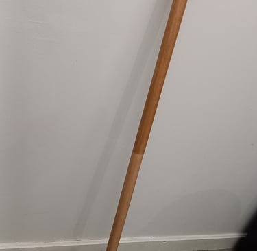 Bâton de marche, pommeau et pointe en buis avec incrustation cuivre, hêtre