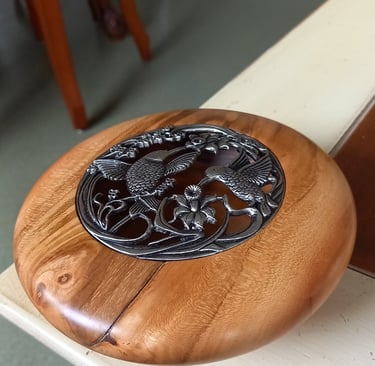 Boite en cerisier avec couverte ajouré en étain