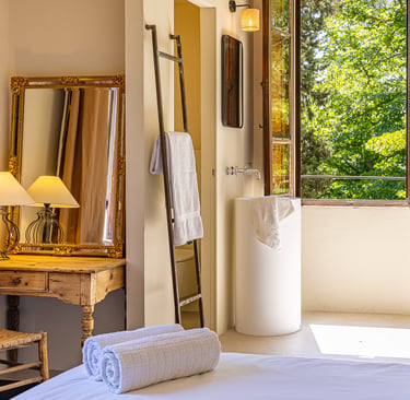 Salle de bains rénovée de Villa Violetta avec vue sur le parc centenaire