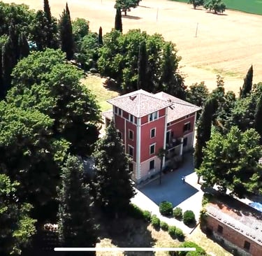 Vue panoramique du parc du Domaine Cesarini en Ombrie depuis la villa principale