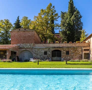 Façade côté piscine de Villa Violetta, demeure de prestige de 1850 en Ombrie