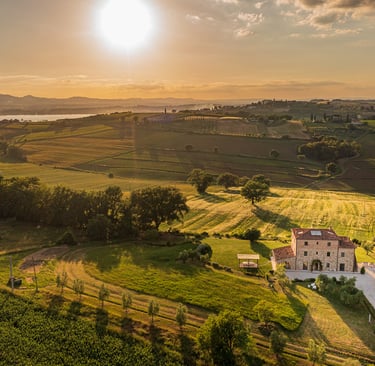 vue aérienne de la Villa Alta avec sa  piscine et le lac de Chiusi