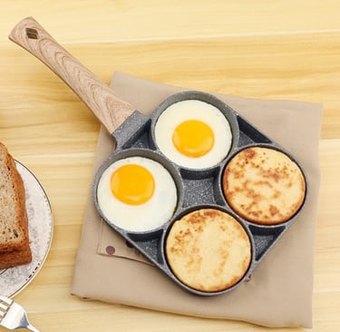 frigideira com quatro rodelas para ovos