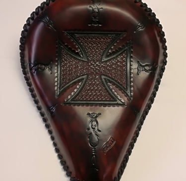 Sella per moto in cuoio marrone con logo croce celtica di MaxCuoio