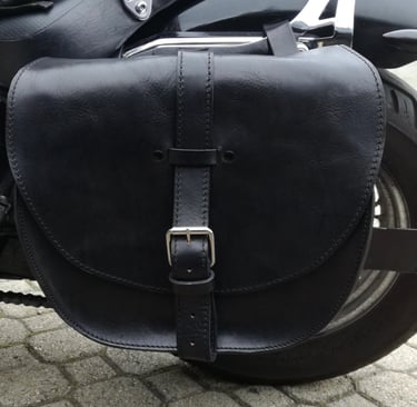 Borsa per moto in cuoio nero di MaxCuoio montata sul lato ruota di una moto