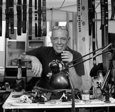 Foto di MaxCuoio seduto al tavolo nel suo laboratorio