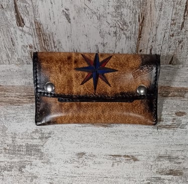 Porta tabacco in cuoio con stella nera logo sul davanti realizzato da MaxCuoio