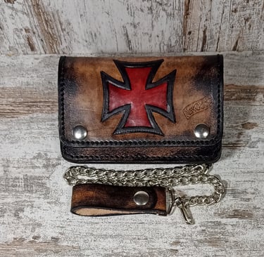 Portafoglio in cuoio con croce rossa celtica, creato da MaxCuoio