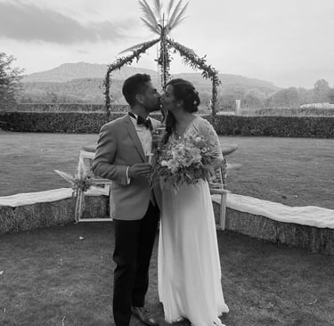 wedding couple kissing, black and white
