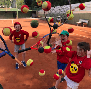 niños jugando al tenis en el campamento de verano Panda Tenis
