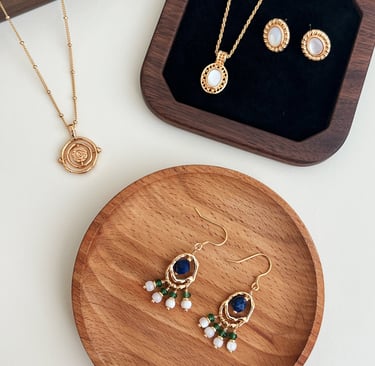 ein Holztablett mit Schmuck darauf