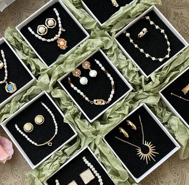 eine Schachtel Schmuck mit einer Vielzahl von Schmuckstücken