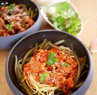 Recette de bolognaise, qui peut se décliner en version végétarienne avec du soja. 