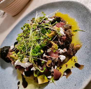 Ensalada de berenjena a la llama con brotes frescos de rucula