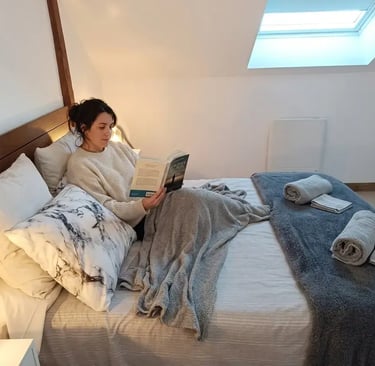 Moment de lecture et détente dans la chambre parentale du Gîte Bricabroc au Lude