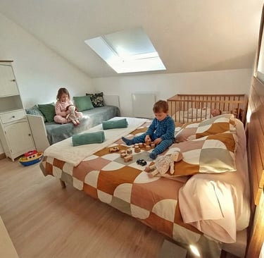 Chambre familiale du Gîte Bricabroc au Lude : le paradis des enfants avec lit bébé et jeux
