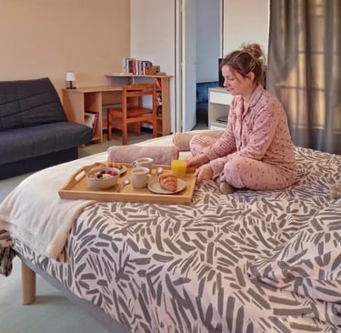 Petit-déjeuner gourmand servi au lit dans la chambre confortable du Gîte Bricabroc au Lude