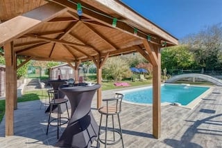 Piscine sécurisée et espace détente convivial du Gîte familial Bricabroc au Lude