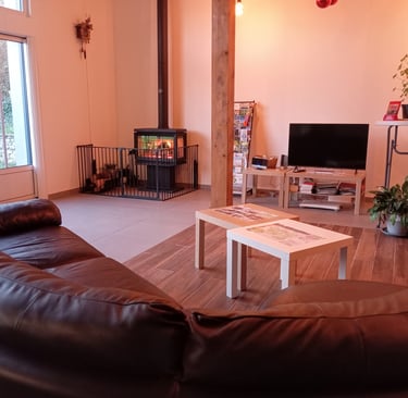 Grand salon pour des moments conviviaux près du feu