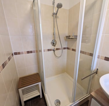 Bad mit Dusche und Hocker