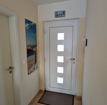 Flur mit maritimer Garderobe