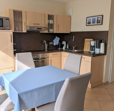 Essbereich und voll ausgestattete Küche