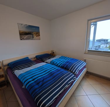 Schlafzimmer mit großem Doppelbett