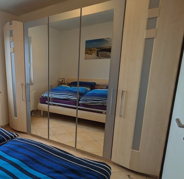 Schlafzimmer mit großem Kleiderschrank