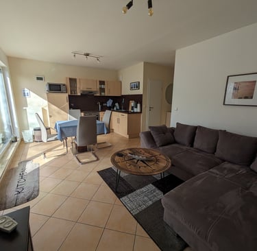 Heller Wohn/Essbereich mit bodentiefen Fenstern