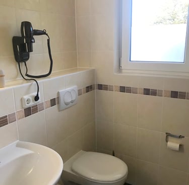 Bad mit Fenster und Föhn