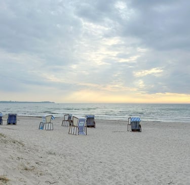 Strand von Juliusruh an der Ostsee auf Rügen mit Strandkörben
