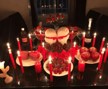 foto de altar con muchas velas rojas en un amarre de pareja