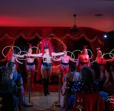 Cabaret, cols plumes, paillettes, talons strass, danseuse, showgirl, public, éventails, burlesque