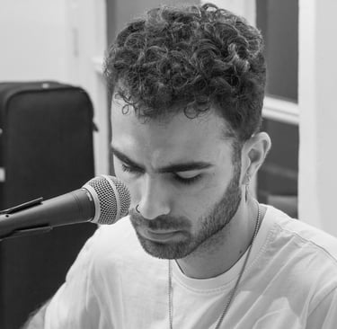 fotografia en blanco y negro de un cantante en directo