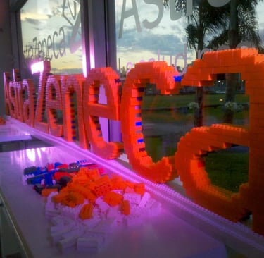 a large lego - style word spelling the word love Corporasti regalos empresariales