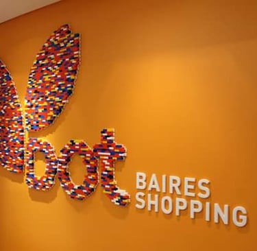 a wall mounted sign that says babies shop Corporasti regalos empresariales