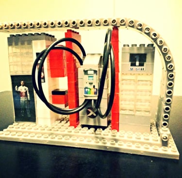 a lego - style house with a lego - style phone booth Corporasti regalos empresariales